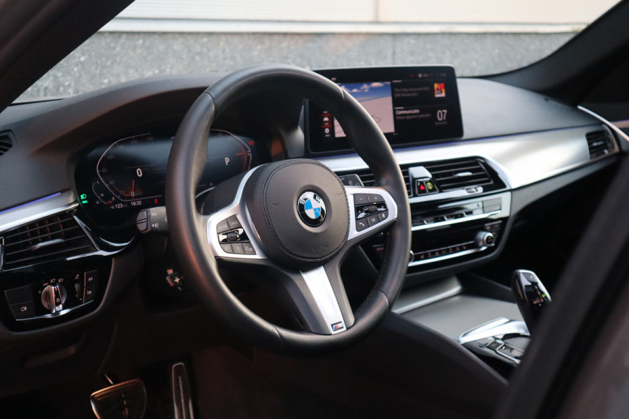 BMW 5 Serie Touring 530i High Executive M-Sport 20inch / Bernina Grau / Pano / Camera / Laser