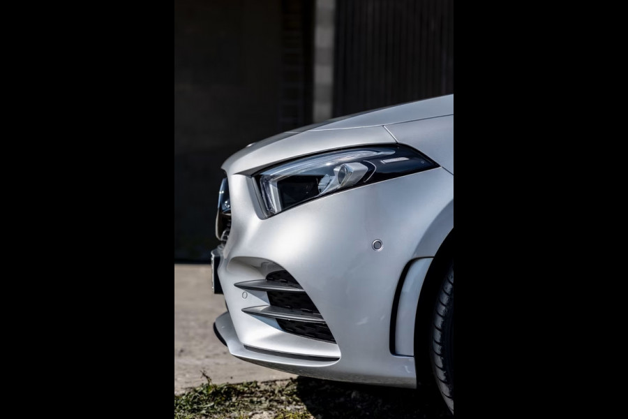 Mercedes-Benz A-Klasse 250e AMG ** LED, MBUX+, 19-inch LMV, ADAPT. CRUISE, NIGHT PAKKET ** 1e EIG - UNFALLFREI - JUNGE STERNE ** ** INFORMEER OOK NAAR ONZE AANTREKKELIJKE FINANCIAL-LEASE TARIEVEN **