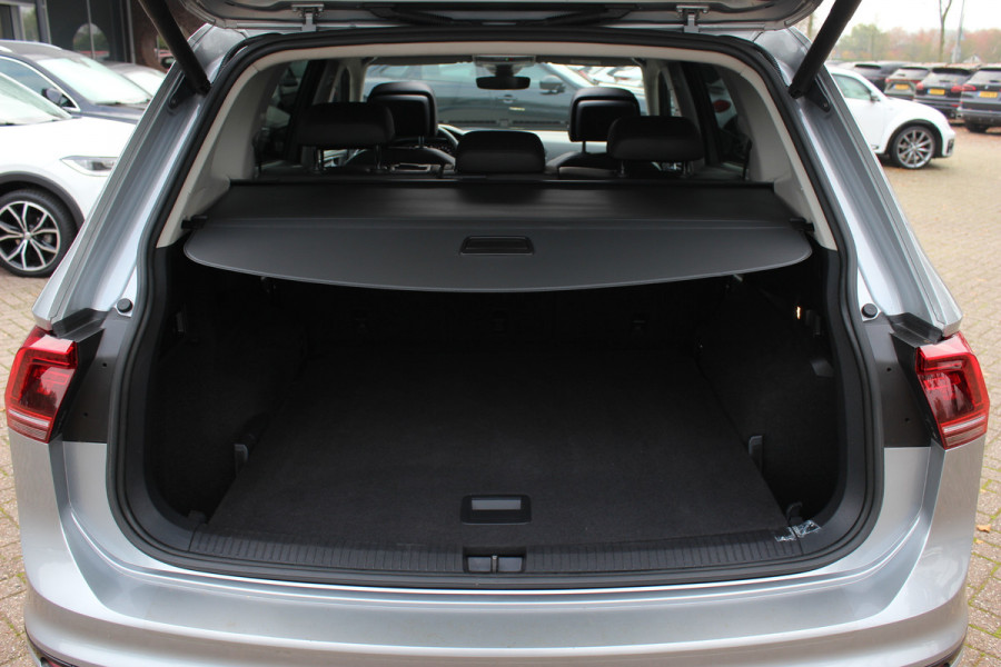 Volkswagen Tiguan Allspace 1.5 TSI Highline Business R-line / Trekhaak / Panoramadak / 360Camera / Leder / Keyless / 20'' / CarPlay / Stoelverwarming / DAB / Dodehoek / ACC