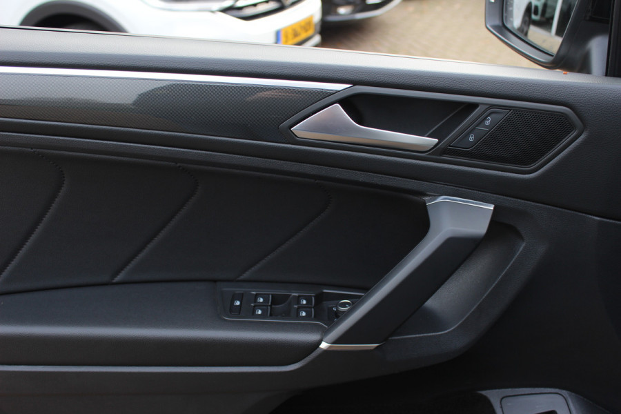 Volkswagen Tiguan Allspace 1.5 TSI Highline Business R-line / Trekhaak / Panoramadak / 360Camera / Leder / Keyless / 20'' / CarPlay / Stoelverwarming / DAB / Dodehoek / ACC