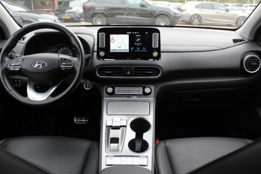 Hyundai Kona EV Premium 64 kWh / SoH 88.6% / Camera / Leder / Head-up / 18'' / Navigatie / Stuur+Stoelverwarming / Keyless / KRELL Audio / DAB / ACC