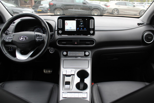 Hyundai Kona EV Premium 64 kWh / SoH 88.6% / Camera / Leder / Head-up / 18'' / Navigatie / Stuur+Stoelverwarming / Keyless / KRELL Audio / DAB / ACC