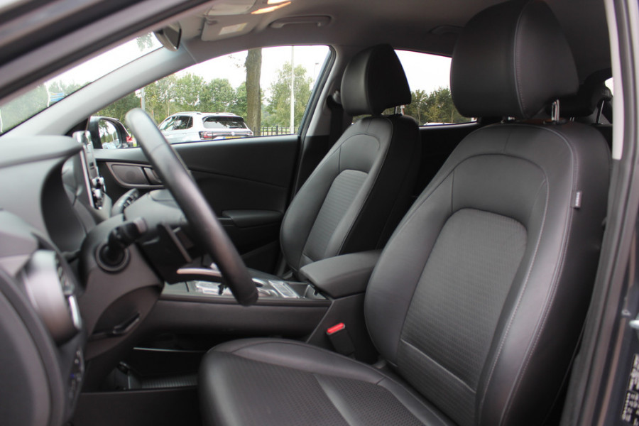 Hyundai Kona EV Premium 64 kWh / SoH 88.6% / Camera / Leder / Head-up / 18'' / Navigatie / Stuur+Stoelverwarming / Keyless / KRELL Audio / DAB / ACC