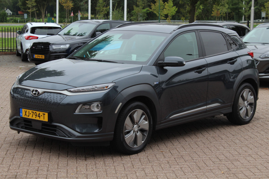 Hyundai Kona EV Premium 64 kWh / SoH 88.6% / Camera / Leder / Head-up / 18'' / Navigatie / Stuur+Stoelverwarming / Keyless / KRELL Audio / DAB / ACC