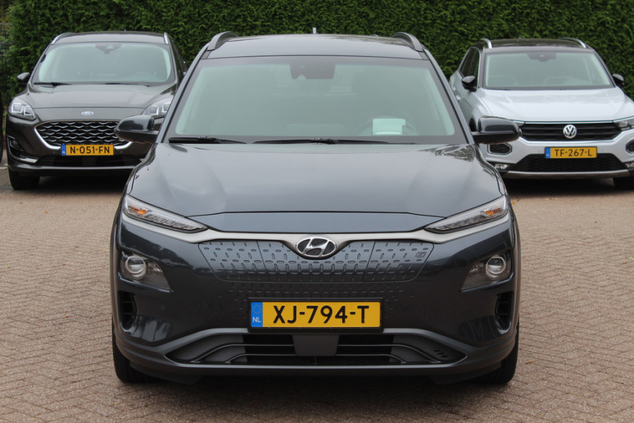Hyundai Kona EV Premium 64 kWh / SoH 88.6% / Camera / Leder / Head-up / 18'' / Navigatie / Stuur+Stoelverwarming / Keyless / KRELL Audio / DAB / ACC