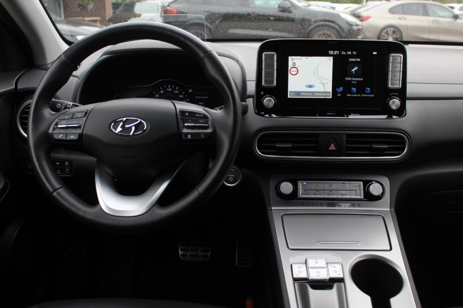 Hyundai Kona EV Premium 64 kWh / SoH 88.6% / Camera / Leder / Head-up / 18'' / Navigatie / Stuur+Stoelverwarming / Keyless / KRELL Audio / DAB / ACC