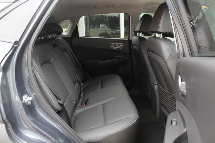 Hyundai Kona EV Premium 64 kWh / SoH 88.6% / Camera / Leder / Head-up / 18'' / Navigatie / Stuur+Stoelverwarming / Keyless / KRELL Audio / DAB / ACC