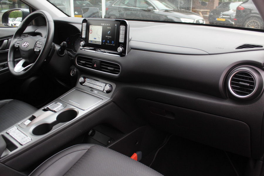 Hyundai Kona EV Premium 64 kWh / SoH 88.6% / Camera / Leder / Head-up / 18'' / Navigatie / Stuur+Stoelverwarming / Keyless / KRELL Audio / DAB / ACC