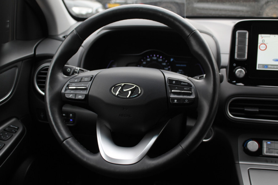 Hyundai Kona EV Premium 64 kWh / SoH 88.6% / Camera / Leder / Head-up / 18'' / Navigatie / Stuur+Stoelverwarming / Keyless / KRELL Audio / DAB / ACC