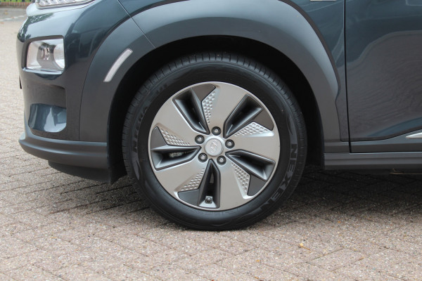 Hyundai Kona EV Premium 64 kWh / SoH 88.6% / Camera / Leder / Head-up / 18'' / Navigatie / Stuur+Stoelverwarming / Keyless / KRELL Audio / DAB / ACC