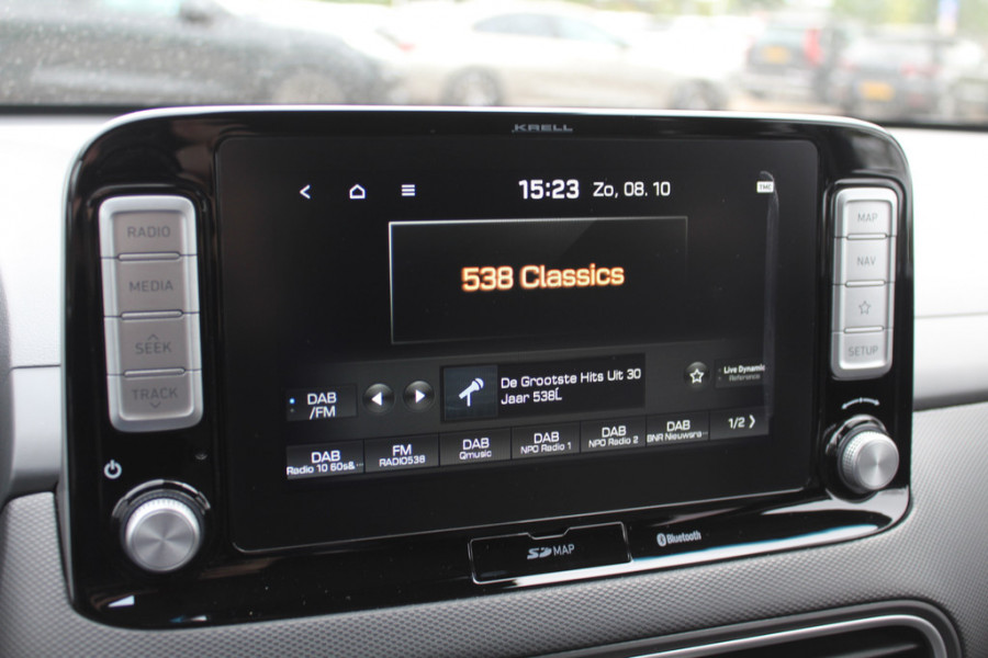 Hyundai Kona EV Premium 64 kWh / SoH 88.6% / Camera / Leder / Head-up / 18'' / Navigatie / Stuur+Stoelverwarming / Keyless / KRELL Audio / DAB / ACC