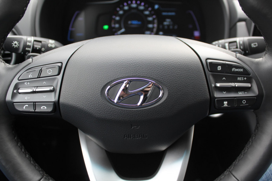 Hyundai Kona EV Premium 64 kWh / SoH 88.6% / Camera / Leder / Head-up / 18'' / Navigatie / Stuur+Stoelverwarming / Keyless / KRELL Audio / DAB / ACC