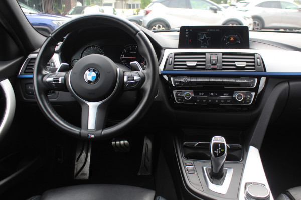 BMW 3-serie 320i Edition M Sport / Trekhaak / Leder / Navigatie / 18'' / Stoelverwarming / Cruise Control