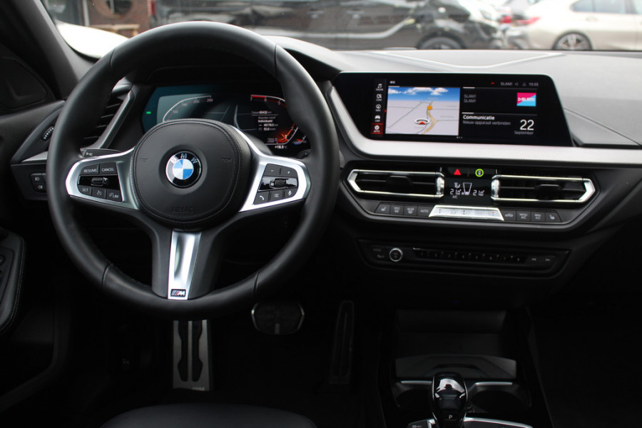 BMW 1-serie 118i Business Ed. M Sport / Camera / Navigatie / Half leder / 17'' / Sportstoelen / CarPlay / Cruise Control