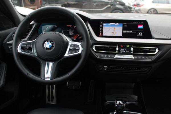 BMW 1-serie 118i Business Ed. M Sport / Camera / Navigatie / Half leder / 17'' / Sportstoelen / CarPlay / Cruise Control