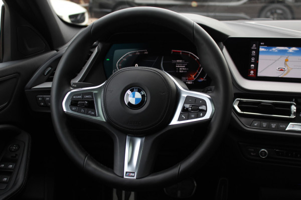BMW 1-serie 118i Business Ed. M Sport / Camera / Navigatie / Half leder / 17'' / Sportstoelen / CarPlay / Cruise Control