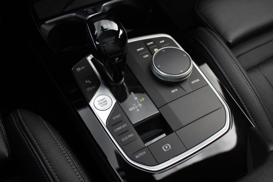 BMW 1-serie 118i Business Ed. M Sport / Camera / Navigatie / Half leder / 17'' / Sportstoelen / CarPlay / Cruise Control