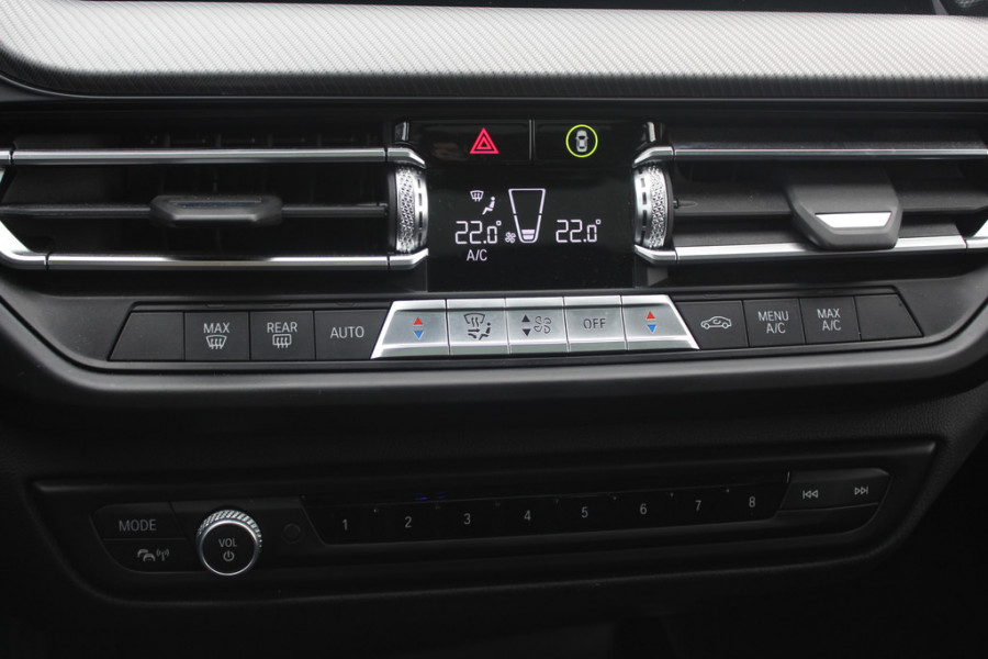 BMW 1-serie 118i Business Ed. M Sport / Camera / Navigatie / Half leder / 17'' / Sportstoelen / CarPlay / Cruise Control