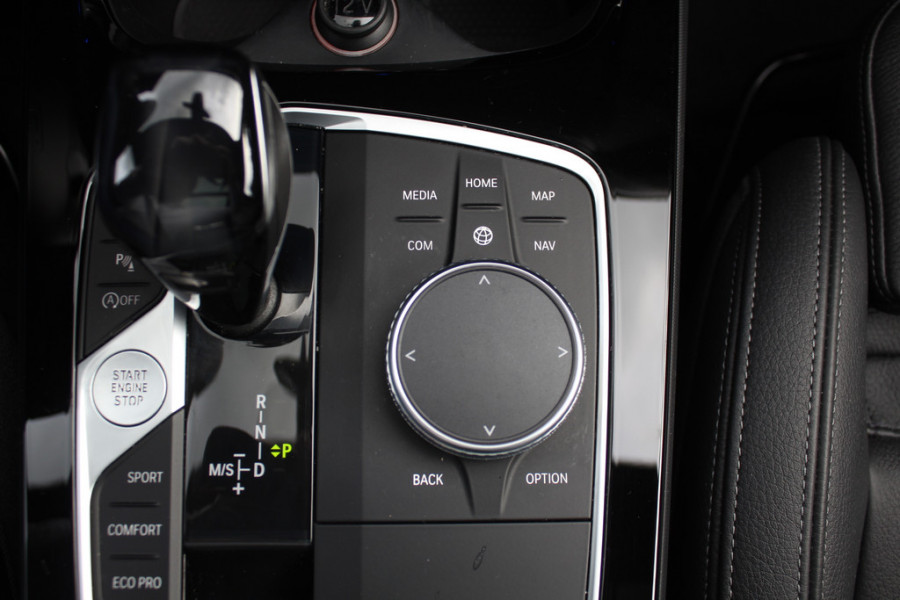 BMW 1-serie 118i Business Ed. M Sport / Camera / Navigatie / Half leder / 17'' / Sportstoelen / CarPlay / Cruise Control