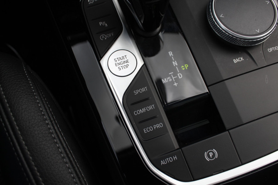 BMW 1-serie 118i Business Ed. M Sport / Camera / Navigatie / Half leder / 17'' / Sportstoelen / CarPlay / Cruise Control