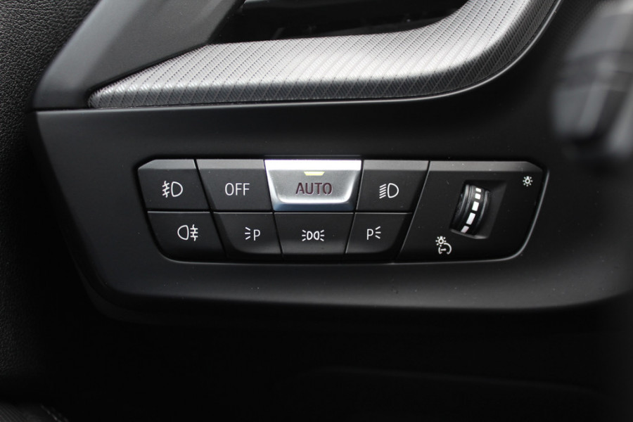 BMW 1-serie 118i Business Ed. M Sport / Camera / Navigatie / Half leder / 17'' / Sportstoelen / CarPlay / Cruise Control