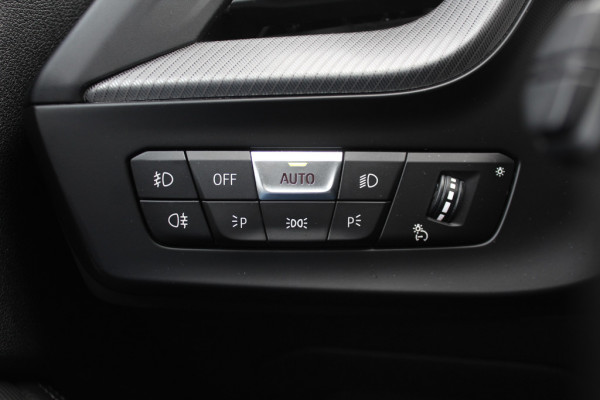 BMW 1-serie 118i Business Ed. M Sport / Camera / Navigatie / Half leder / 17'' / Sportstoelen / CarPlay / Cruise Control