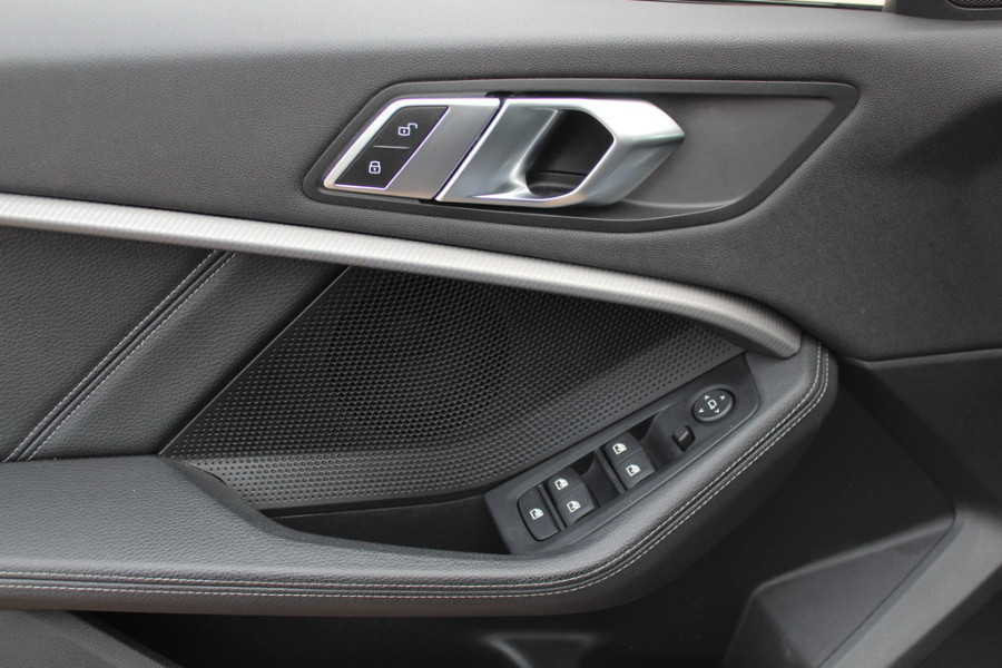 BMW 1-serie 118i Business Ed. M Sport / Camera / Navigatie / Half leder / 17'' / Sportstoelen / CarPlay / Cruise Control