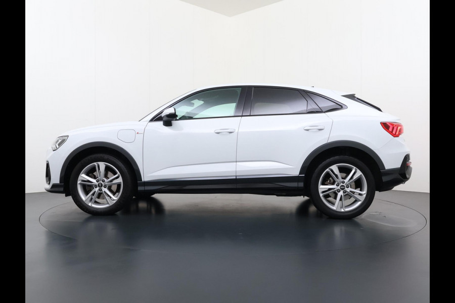 Audi Q3 Sportback 45 TFSI e S Edition VAN: €36.900,- VOOR: €31.877,- UW EINDEJAARSVOORDEEL: €5.023,- | PLUG IN HYBRIDE||2x S-LINE BINNEN + BUITEN| ADAPTIVE CRUISE| DODE HOEK | ELEK. TREKHAAK| DIG. DASH|