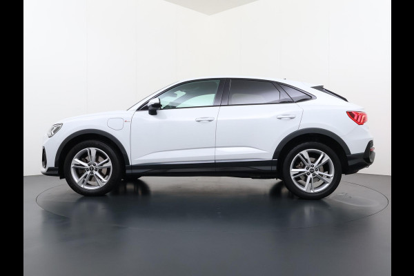 Audi Q3 Sportback 45 TFSI e S Edition VAN: €36.900,- VOOR: €31.877,- UW EINDEJAARSVOORDEEL: €5.023,- | PLUG IN HYBRIDE||2x S-LINE BINNEN + BUITEN| ADAPTIVE CRUISE| DODE HOEK | ELEK. TREKHAAK| DIG. DASH|