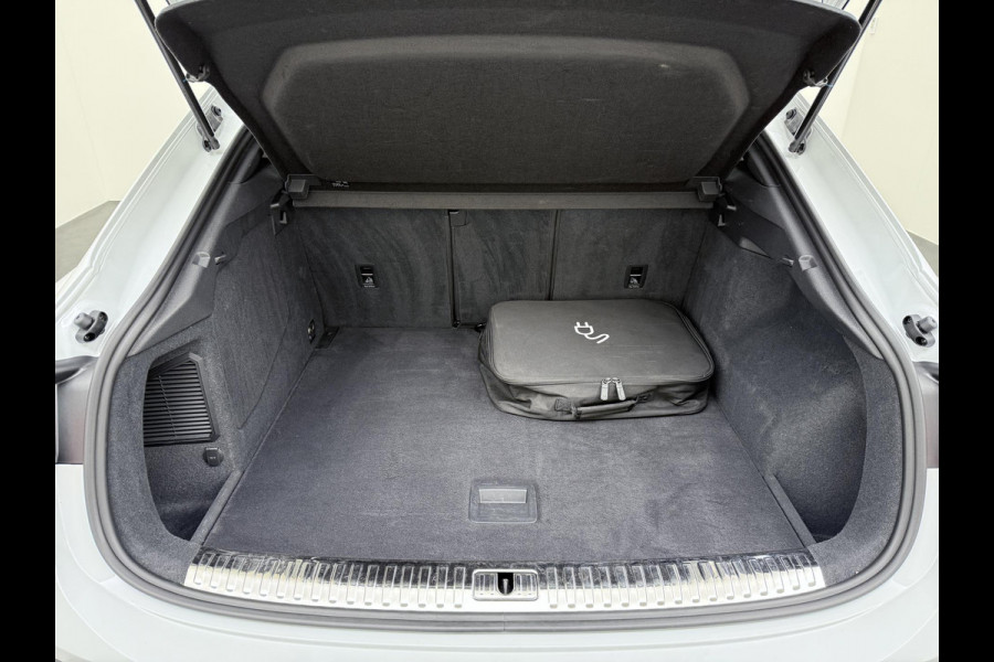 Audi Q3 Sportback 45 TFSI e S Edition VAN: €36.900,- VOOR: €31.877,- UW EINDEJAARSVOORDEEL: €5.023,- | PLUG IN HYBRIDE||2x S-LINE BINNEN + BUITEN| ADAPTIVE CRUISE| DODE HOEK | ELEK. TREKHAAK| DIG. DASH|