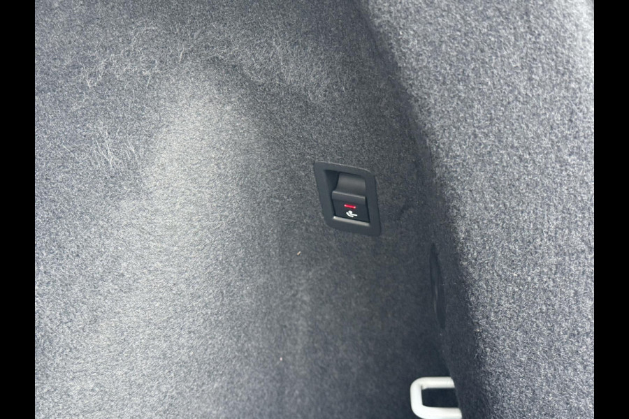 Audi Q3 Sportback 45 TFSI e S Edition VAN: €36.900,- VOOR: €31.877,- UW EINDEJAARSVOORDEEL: €5.023,- | PLUG IN HYBRIDE||2x S-LINE BINNEN + BUITEN| ADAPTIVE CRUISE| DODE HOEK | ELEK. TREKHAAK| DIG. DASH|