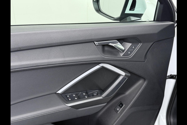 Audi Q3 Sportback 45 TFSI e S Edition VAN: €36.900,- VOOR: €31.877,- UW EINDEJAARSVOORDEEL: €5.023,- | PLUG IN HYBRIDE||2x S-LINE BINNEN + BUITEN| ADAPTIVE CRUISE| DODE HOEK | ELEK. TREKHAAK| DIG. DASH|