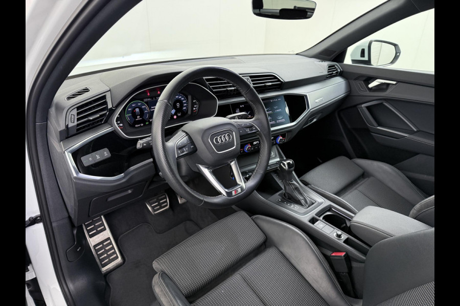 Audi Q3 Sportback 45 TFSI e S Edition VAN: €36.900,- VOOR: €31.877,- UW EINDEJAARSVOORDEEL: €5.023,- | PLUG IN HYBRIDE||2x S-LINE BINNEN + BUITEN| ADAPTIVE CRUISE| DODE HOEK | ELEK. TREKHAAK| DIG. DASH|
