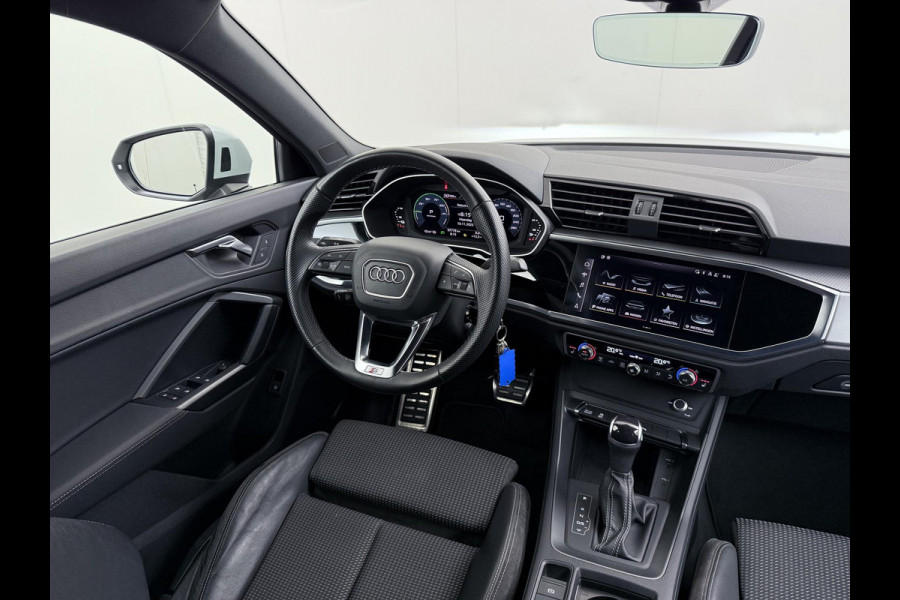 Audi Q3 Sportback 45 TFSI e S Edition VAN: €36.900,- VOOR: €31.877,- UW EINDEJAARSVOORDEEL: €5.023,- | PLUG IN HYBRIDE||2x S-LINE BINNEN + BUITEN| ADAPTIVE CRUISE| DODE HOEK | ELEK. TREKHAAK| DIG. DASH|