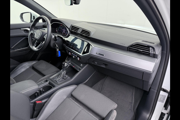 Audi Q3 Sportback 45 TFSI e S Edition VAN: €36.900,- VOOR: €31.877,- UW EINDEJAARSVOORDEEL: €5.023,- | PLUG IN HYBRIDE||2x S-LINE BINNEN + BUITEN| ADAPTIVE CRUISE| DODE HOEK | ELEK. TREKHAAK| DIG. DASH|