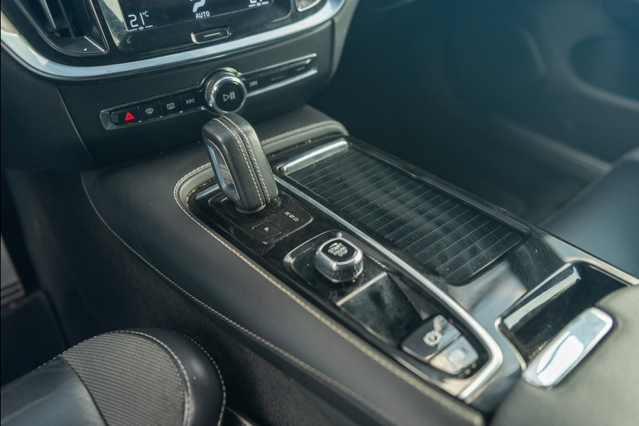 Volvo V60 T6 Aut. Plug-in Hybrid R-Design Leder Parkeercamera 340pk