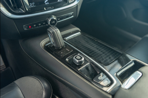 Volvo V60 T6 Aut. Plug-in Hybrid R-Design Leder Parkeercamera 340pk