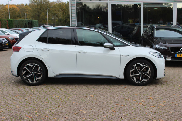 Volkswagen ID.3 First Plus 58 kWh / SoH 93.2% / Camera / Keyless / Matrix LED / Interieurvoorverwarming / 19'' / DAB / 19'' / Navigatie / ACC