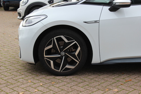 Volkswagen ID.3 First Plus 58 kWh / SoH 93.2% / Camera / Keyless / Matrix LED / Interieurvoorverwarming / 19'' / DAB / 19'' / Navigatie / ACC