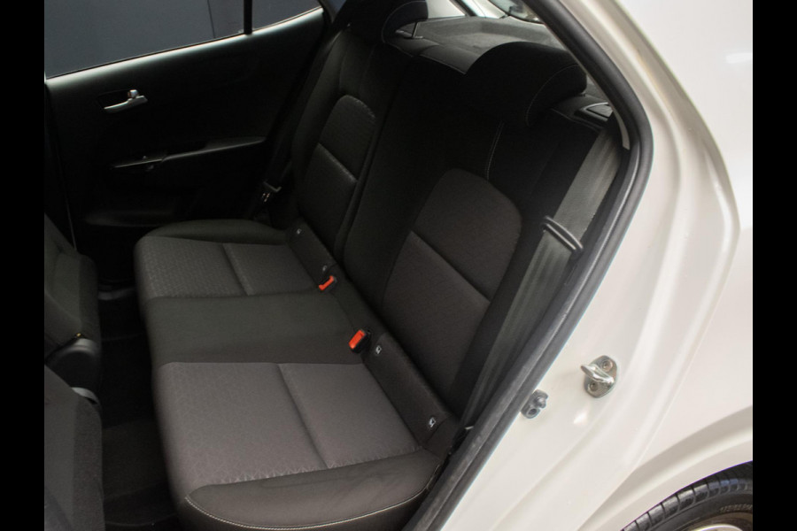 Kia Picanto 1.0 CVVT ComfortPlusLine Navigator Sport (APPLE CARPLAY.NAVI,CAMERA,LED,SPORTSTOELEN,AIRCO,PDC,NETTESTAAT)