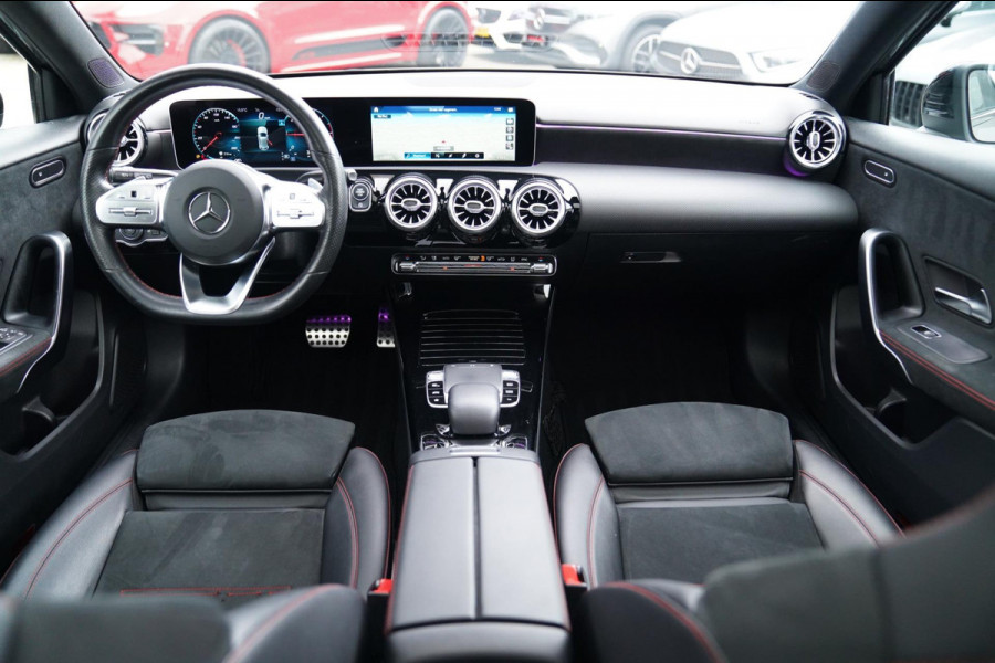 Mercedes-Benz A-Klasse 180 d Business Solution AMG | Panorama | Sfeerverlichting | Camera | Leder/Alcantara | AMG PAKKET | LED |