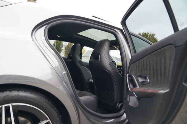 Mercedes-Benz A-Klasse 180 d Business Solution AMG | Panorama | Sfeerverlichting | Camera | Leder/Alcantara | AMG PAKKET | LED |