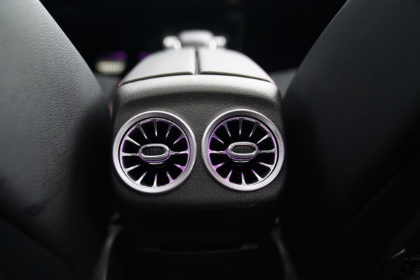 Mercedes-Benz A-Klasse 180 d Business Solution AMG | Panorama | Sfeerverlichting | Camera | Leder/Alcantara | AMG PAKKET | LED |