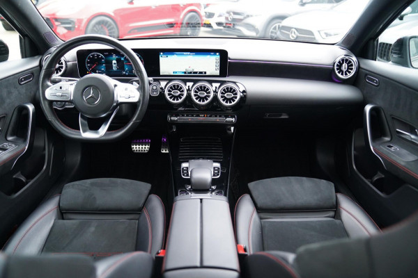 Mercedes-Benz A-Klasse 180 d Business Solution AMG | Panorama | Sfeerverlichting | Camera | Leder/Alcantara | AMG PAKKET | LED |
