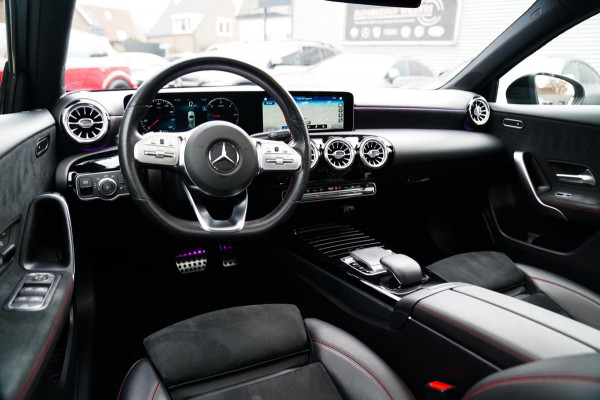 Mercedes-Benz A-Klasse 180 d Business Solution AMG | Panorama | Sfeerverlichting | Camera | Leder/Alcantara | AMG PAKKET | LED |