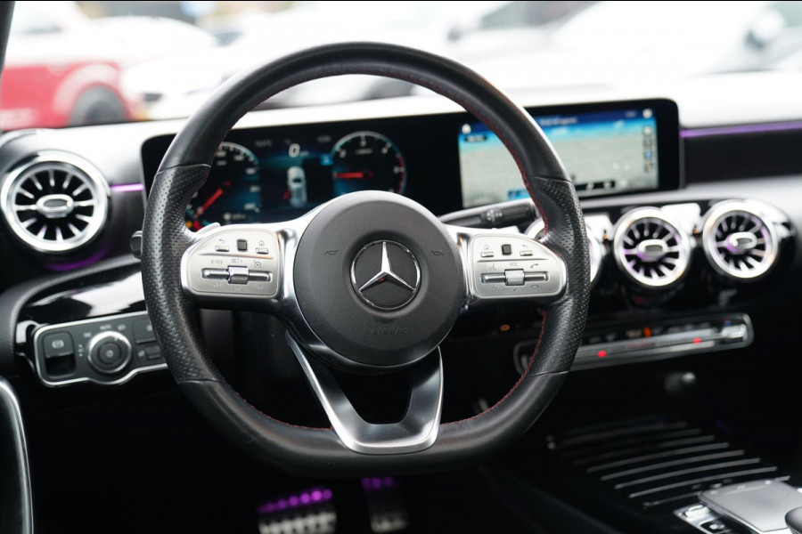 Mercedes-Benz A-Klasse 180 d Business Solution AMG | Panorama | Sfeerverlichting | Camera | Leder/Alcantara | AMG PAKKET | LED |