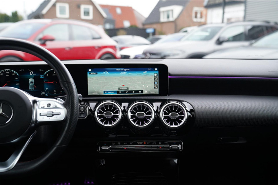Mercedes-Benz A-Klasse 180 d Business Solution AMG | Panorama | Sfeerverlichting | Camera | Leder/Alcantara | AMG PAKKET | LED |