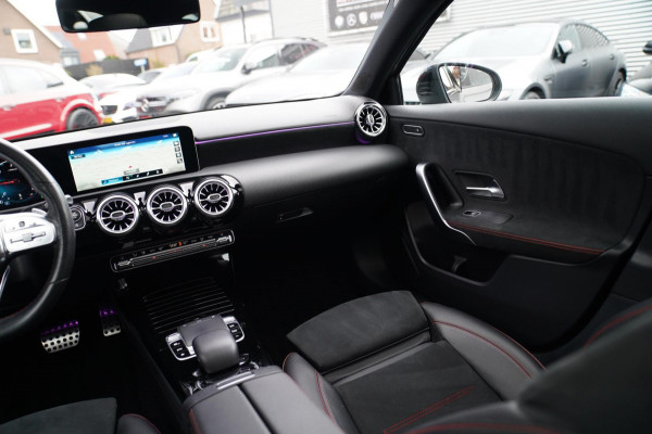 Mercedes-Benz A-Klasse 180 d Business Solution AMG | Panorama | Sfeerverlichting | Camera | Leder/Alcantara | AMG PAKKET | LED |
