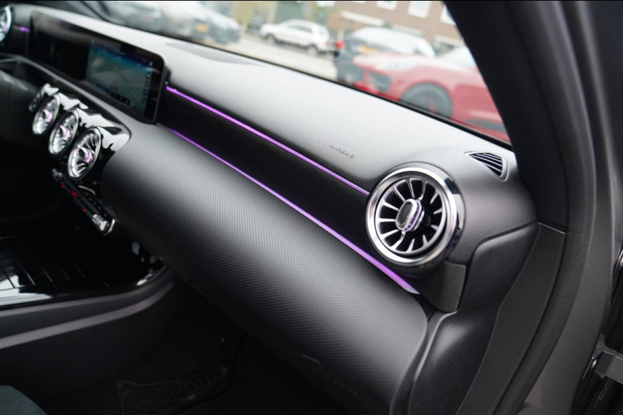 Mercedes-Benz A-Klasse 180 d Business Solution AMG | Panorama | Sfeerverlichting | Camera | Leder/Alcantara | AMG PAKKET | LED |