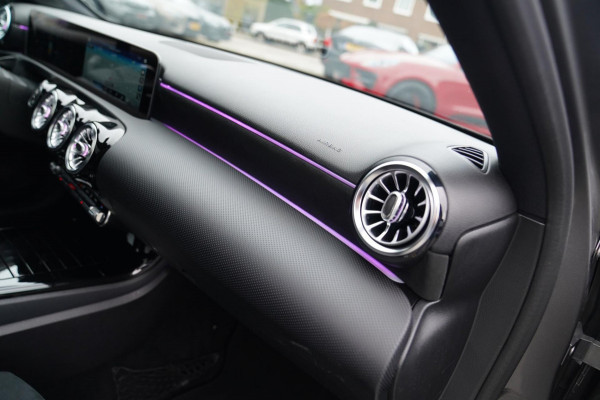 Mercedes-Benz A-Klasse 180 d Business Solution AMG | Panorama | Sfeerverlichting | Camera | Leder/Alcantara | AMG PAKKET | LED |